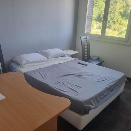 New Cheap Private Room, Kitchen , Overwieuw Sea,Tram On Spot, 12 Minutes From Nice Train Station With Tram , Beach In 17 Min Tram , Chambre Privee Pas Cher, Cuisine Equipee , Tram Sur Place, Apercu Mer, 12 Min De La Gare De Nice Avec Le Tram, 17 Min Rom bilde