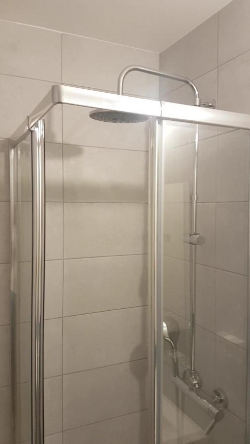 New Cheap Private Room, Kitchen , Overwieuw Sea,Tram On Spot, 12 Minutes From Nice Train Station With Tram , Beach In 17 Min Tram , Chambre Privee Pas Cher, Cuisine Equipee , Tram Sur Place, Apercu Mer, 12 Min De La Gare De Nice Avec Le Tram, 17 Min Eksteriør bilde