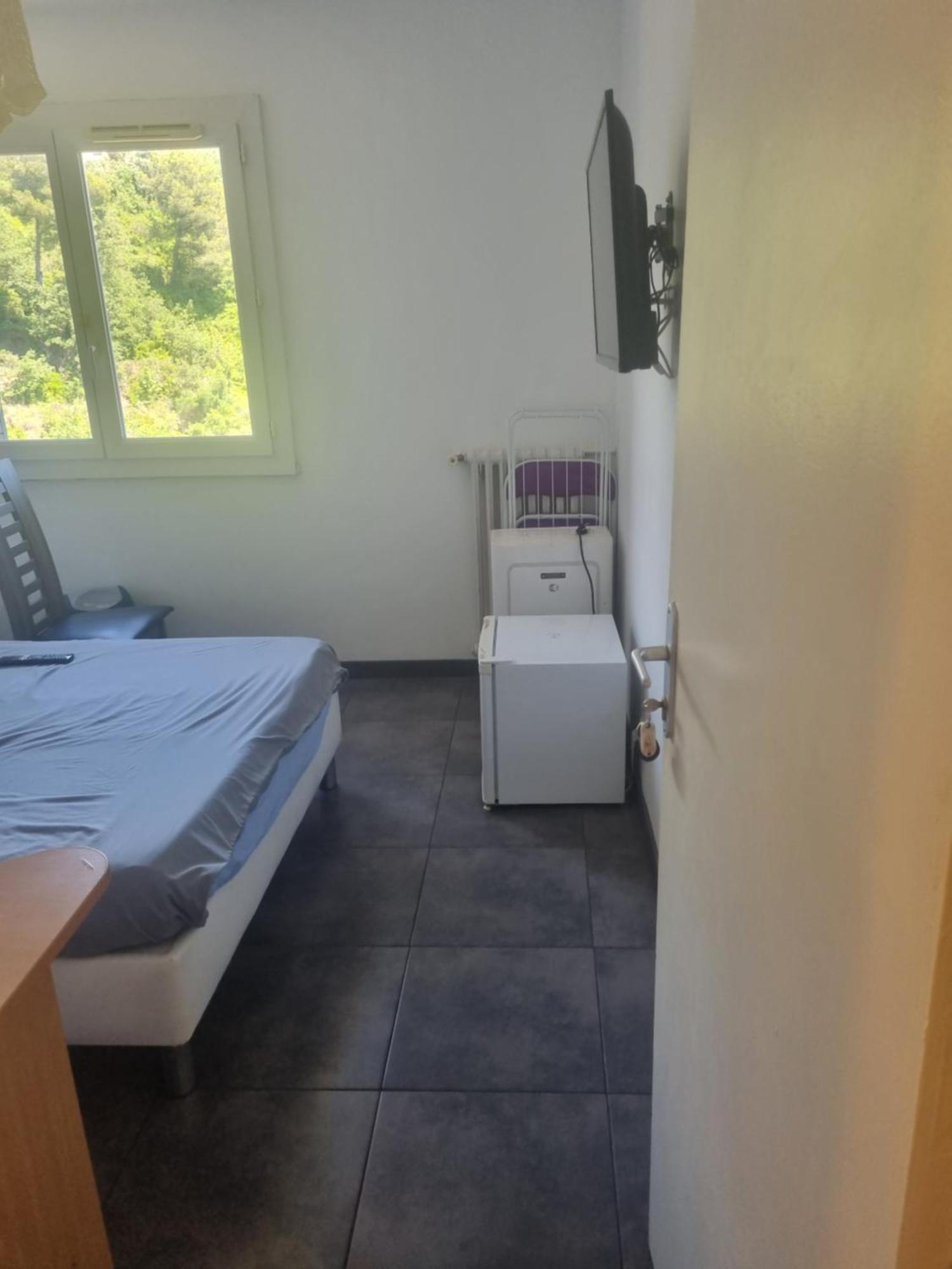 New Cheap Private Room, Kitchen , Overwieuw Sea,Tram On Spot, 12 Minutes From Nice Train Station With Tram , Beach In 17 Min Tram , Chambre Privee Pas Cher, Cuisine Equipee , Tram Sur Place, Apercu Mer, 12 Min De La Gare De Nice Avec Le Tram, 17 Min Rom bilde