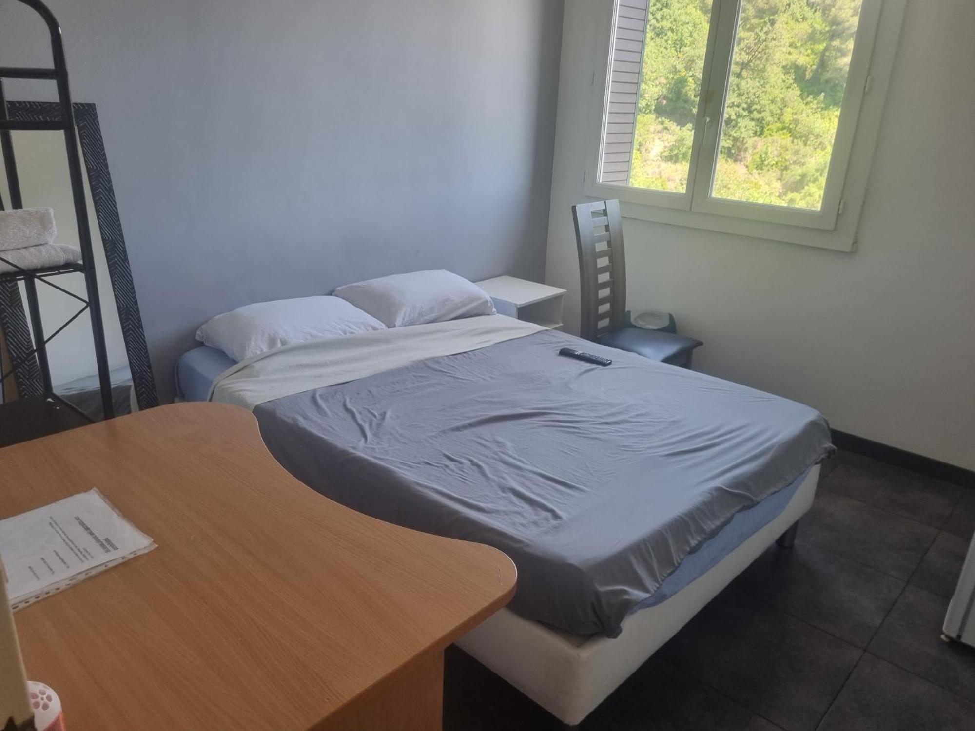 New Cheap Private Room, Kitchen , Overwieuw Sea,Tram On Spot, 12 Minutes From Nice Train Station With Tram , Beach In 17 Min Tram , Chambre Privee Pas Cher, Cuisine Equipee , Tram Sur Place, Apercu Mer, 12 Min De La Gare De Nice Avec Le Tram, 17 Min Rom bilde