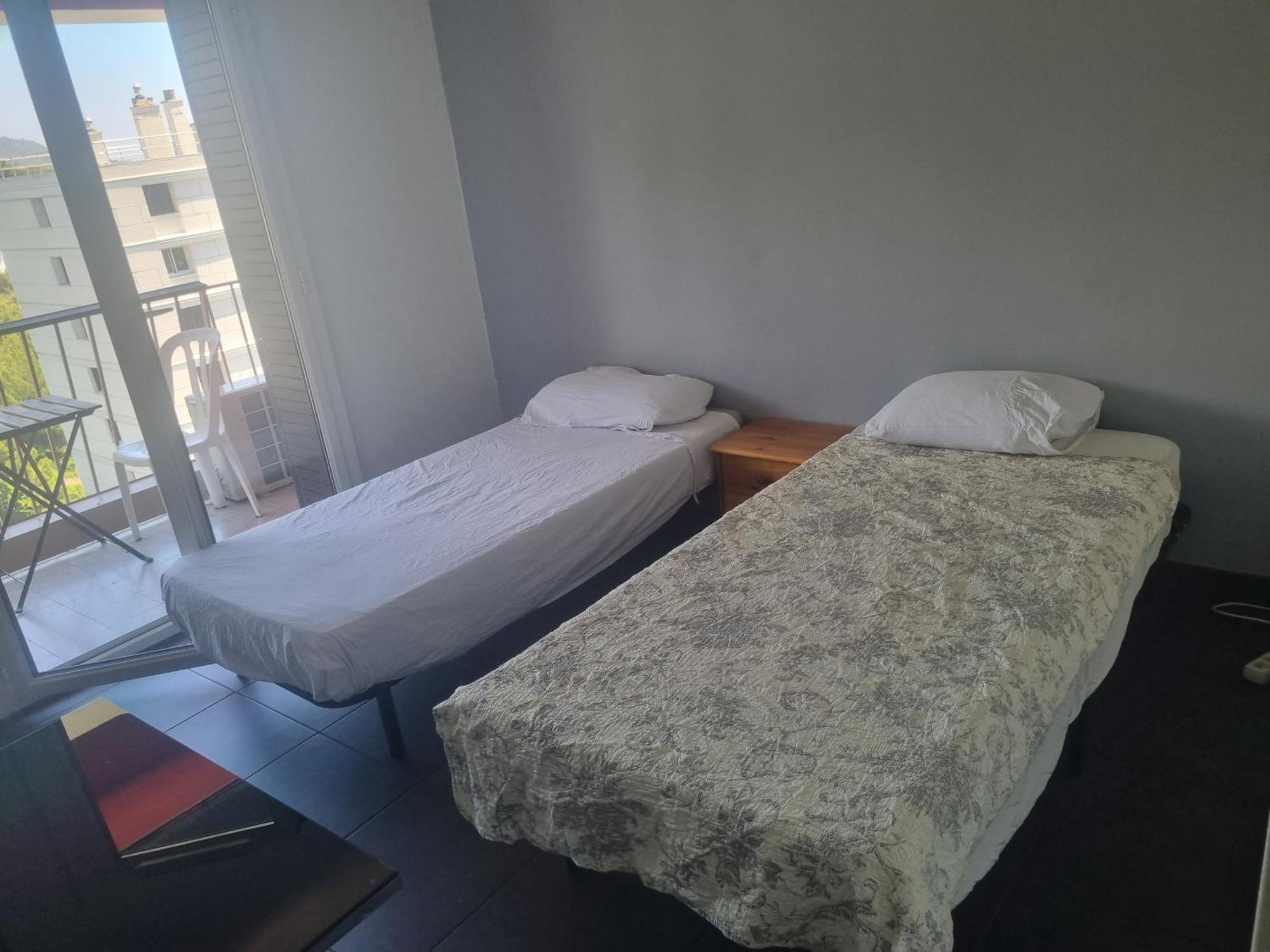 New Cheap Private Room, Kitchen , Overwieuw Sea,Tram On Spot, 12 Minutes From Nice Train Station With Tram , Beach In 17 Min Tram , Chambre Privee Pas Cher, Cuisine Equipee , Tram Sur Place, Apercu Mer, 12 Min De La Gare De Nice Avec Le Tram, 17 Min Rom bilde