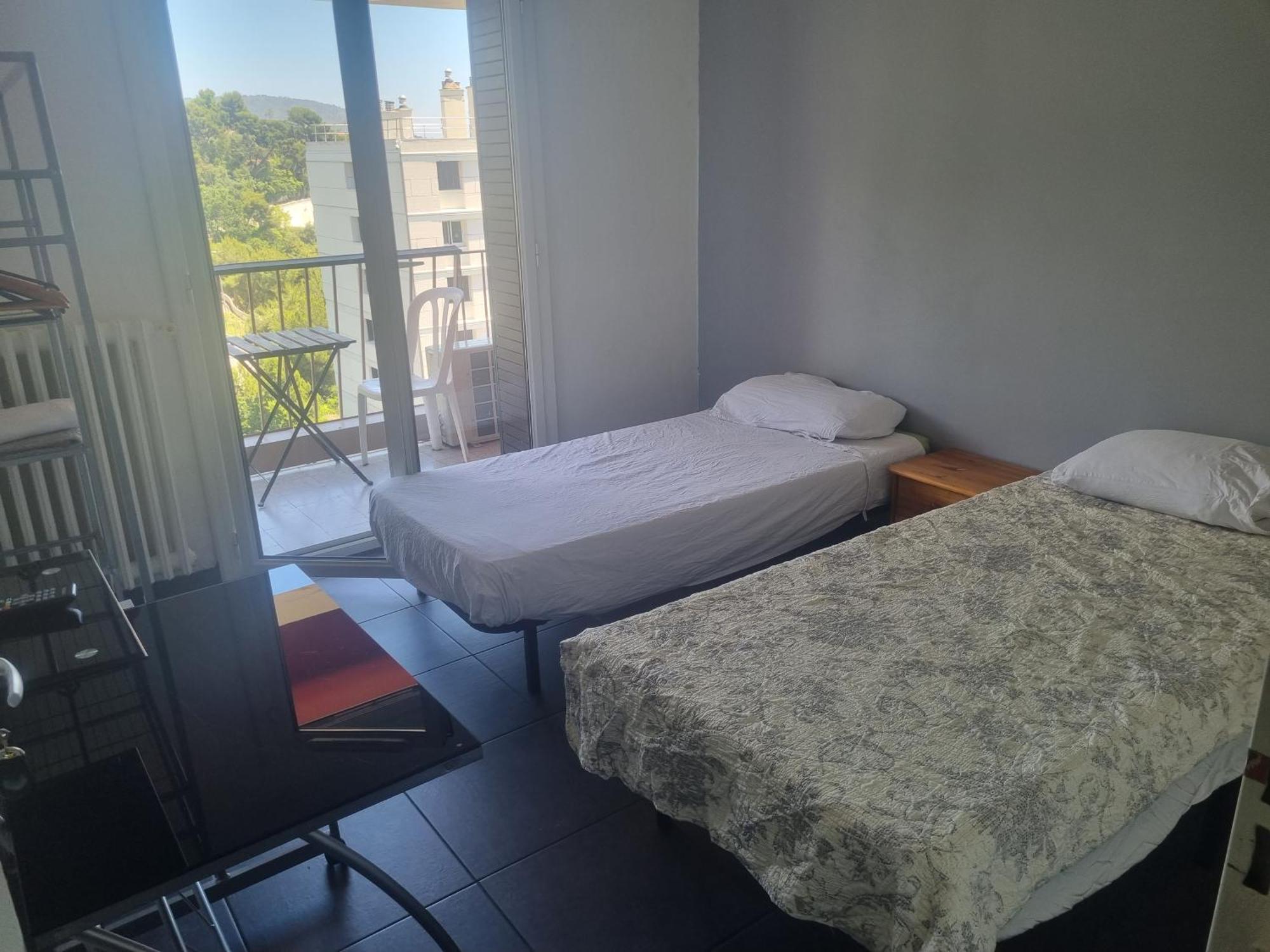New Cheap Private Room, Kitchen , Overwieuw Sea,Tram On Spot, 12 Minutes From Nice Train Station With Tram , Beach In 17 Min Tram , Chambre Privee Pas Cher, Cuisine Equipee , Tram Sur Place, Apercu Mer, 12 Min De La Gare De Nice Avec Le Tram, 17 Min Rom bilde