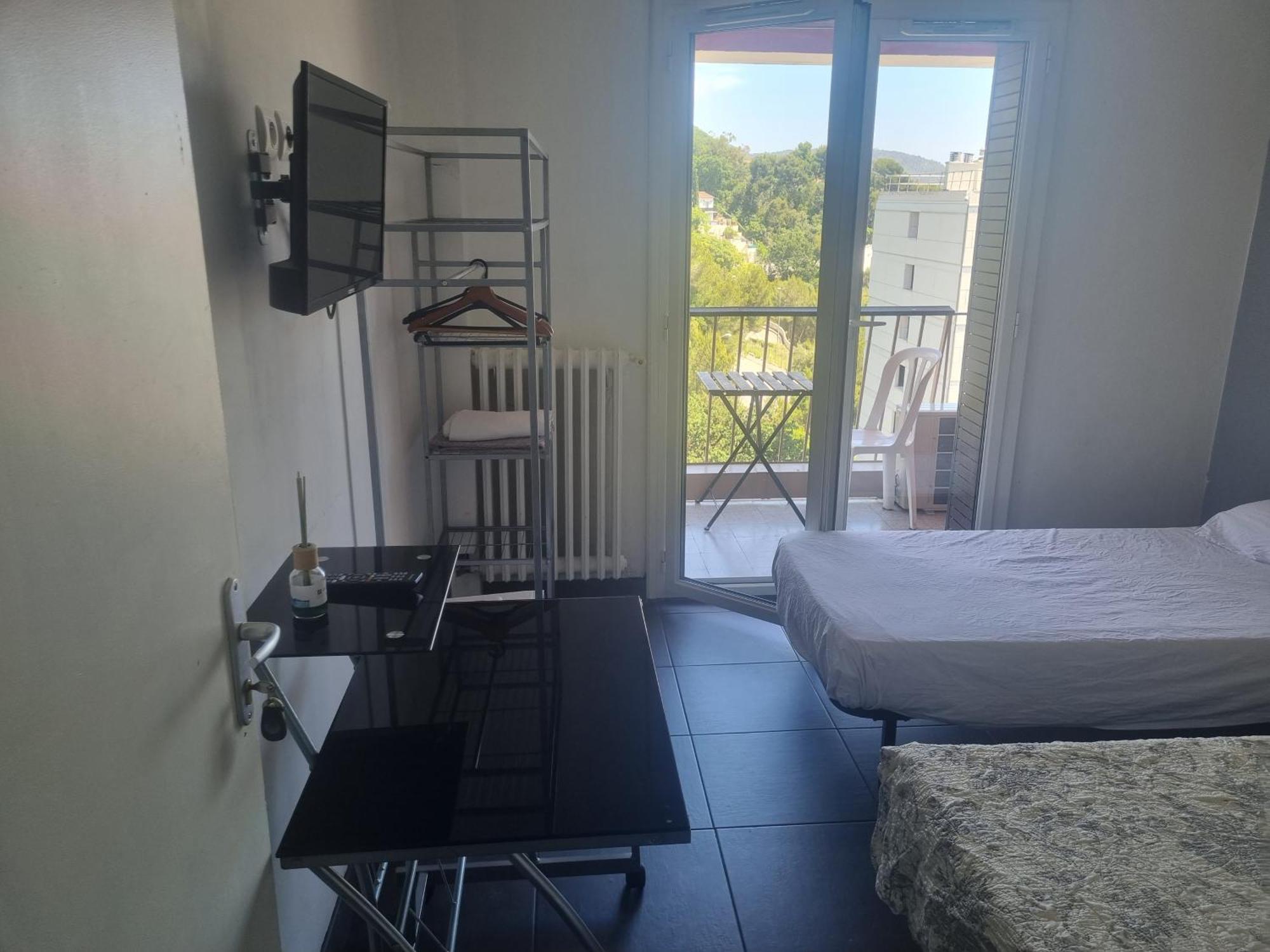 New Cheap Private Room, Kitchen , Overwieuw Sea,Tram On Spot, 12 Minutes From Nice Train Station With Tram , Beach In 17 Min Tram , Chambre Privee Pas Cher, Cuisine Equipee , Tram Sur Place, Apercu Mer, 12 Min De La Gare De Nice Avec Le Tram, 17 Min Rom bilde