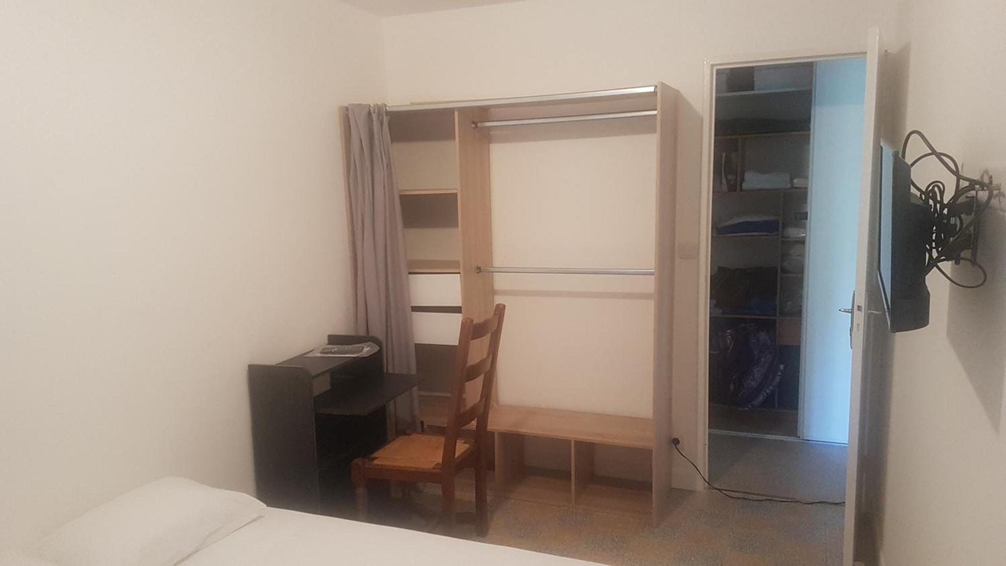 New Cheap Private Room, Kitchen , Overwieuw Sea,Tram On Spot, 12 Minutes From Nice Train Station With Tram , Beach In 17 Min Tram , Chambre Privee Pas Cher, Cuisine Equipee , Tram Sur Place, Apercu Mer, 12 Min De La Gare De Nice Avec Le Tram, 17 Min Rom bilde