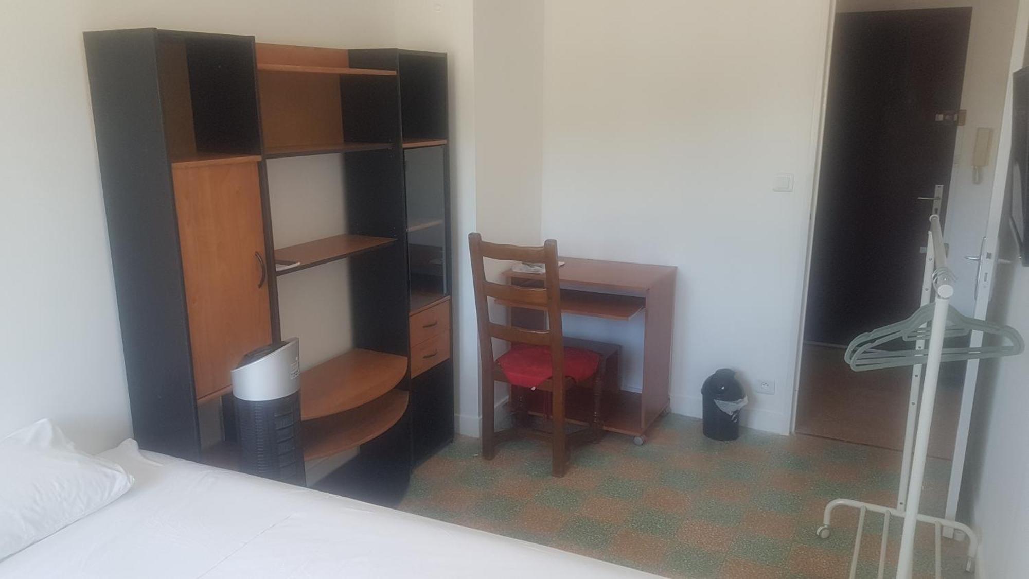 New Cheap Private Room, Kitchen , Overwieuw Sea,Tram On Spot, 12 Minutes From Nice Train Station With Tram , Beach In 17 Min Tram , Chambre Privee Pas Cher, Cuisine Equipee , Tram Sur Place, Apercu Mer, 12 Min De La Gare De Nice Avec Le Tram, 17 Min Rom bilde